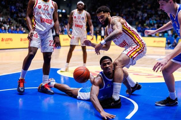 easycredit BBL, Frankfurt Skyliners - Fitness First Würzburg Baskets, 22.11.2025 William Christmas (Frankfurt Skyliners, 8) rutscht im Dribbling aus und versucht den Ball in der Luft zu passen, bleibt jedoch an David Muenkat (Fitness First Würzburg Baskets, 55) hängen Spiel der easycredit BBL Frankfurt Skyliners - Fitness First Würzburg Baskets; am 8. Spieltag der Saison 25 26 in der Süwag Energie ARENA am 22.11.2025 Copyright: xBEAUTIFULxSPORTS Hahnex