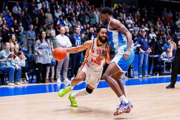 easycredit BBL, Frankfurt Skyliners - Fitness First Würzburg Baskets, 22.11.2025 Davion Mintz (Fitness First Würzburg Baskets, 10) mit vollem Einsatz gegen William Christmas (Frankfurt Skyliners, 8) Spiel der easycredit BBL Frankfurt Skyliners - Fitness First Würzburg Baskets; am 8. Spieltag der Saison 25 26 in der Süwag Energie ARENA am 22.11.2025 Copyright: xBEAUTIFULxSPORTS Hahnex