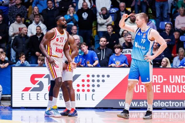 easycredit BBL, Frankfurt Skyliners - Fitness First Würzburg Baskets, 22.11.2025 Eddy Edigin Jr (Fitness First Würzburg Baskets, 27) verlässt mit seinem fünften persönlichen Foul das Spielfeld Spiel der easycredit BBL Frankfurt Skyliners - Fitness First Würzburg Baskets; am 8. Spieltag der Saison 25 26 in der Süwag Energie ARENA am 22.11.2025 Copyright: xBEAUTIFULxSPORTS Hahnex