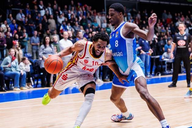 easycredit BBL, Frankfurt Skyliners - Fitness First Würzburg Baskets, 22.11.2025 Davion Mintz (Fitness First Würzburg Baskets, 10) mit vollem Einsatz gegen William Christmas (Frankfurt Skyliners, 8) Spiel der easycredit BBL Frankfurt Skyliners - Fitness First Würzburg Baskets; am 8. Spieltag der Saison 25 26 in der Süwag Energie ARENA am 22.11.2025 Copyright: xBEAUTIFULxSPORTS Hahnex