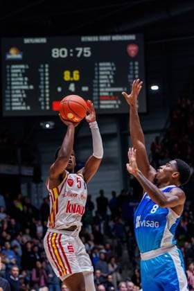 easycredit BBL, Frankfurt Skyliners - Fitness First Würzburg Baskets, 22.11.2025 Marcus Carr (Fitness First Würzburg Baskets, 5) verkürzt Sekunden vor Schluss mit einem Dreier auf 80:78; William Christmas (Frankfurt Skyliners, 8) Spiel der easycredit BBL Frankfurt Skyliners - Fitness First Würzburg Baskets; am 8. Spieltag der Saison 25 26 in der Süwag Energie ARENA am 22.11.2025 Copyright: xBEAUTIFULxSPORTS Hahnex