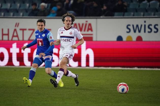 22.11.2025 Luzern Stadion Swissporarena Fussball Herren Sper League Saison 2025 2026 FC Luzern - Servette. 2:2 Bild : Matteo di Giusto (FC Luzern) gegen Theo Magnin (Servette) (r.) Aktion Zweikampf