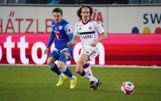 22.11.2025 Luzern Stadion Swissporarena Fussball Herren Sper League Saison 2025 2026 FC Luzern - Servette. 2:2 Bild : Matteo di Giusto (FC Luzern) gegen Theo Magnin (Servette) (r.) Aktion Zweikampf