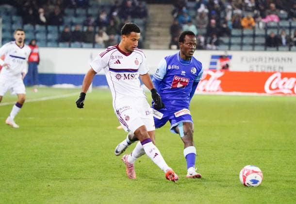 22.11.2025 Luzern Stadion Swissporarena Fussball Herren Sper League Saison 2025 2026 FC Luzern - Servette. 2:2 Bild :Torjubel Oscar Kabwit (FC Luzern) gegen Lilian Njoh (I.) (Servette) . Aktion Zweikampf