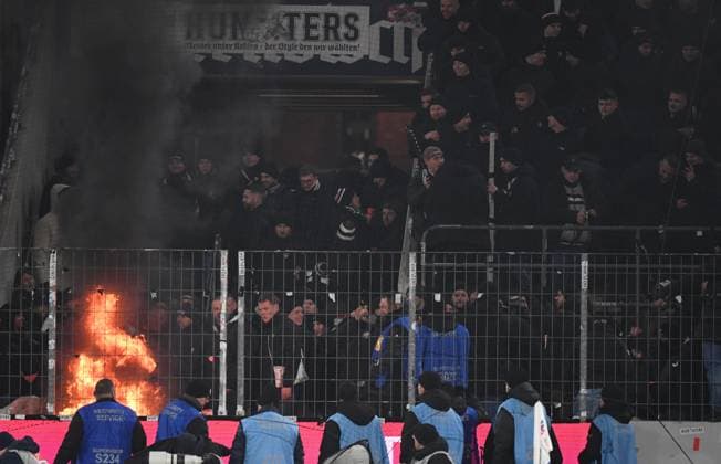 22.11.2025, xophax, Fussball 1.Bundesliga, 1.FC Koeln - Eintracht Frankfurt Feuer im Frankfurter Fan - Block. (DFL DFB REGULATIONS PROHIBIT ANY USE OF PHOTOGRAPHS as IMAGE SEQUENCES and or QUASI-VIDEO) Koeln