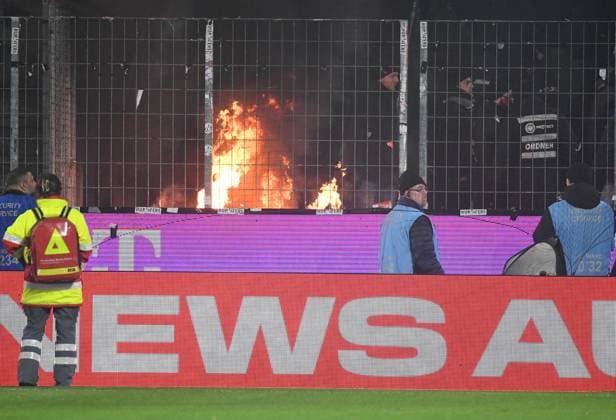 22.11.2025, xophax, Fussball 1.Bundesliga, 1.FC Koeln - Eintracht Frankfurt Feuer im Frankfurter Fan - Block. (DFL DFB REGULATIONS PROHIBIT ANY USE OF PHOTOGRAPHS as IMAGE SEQUENCES and or QUASI-VIDEO) Koeln