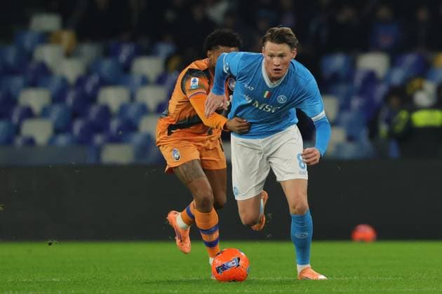 Napoli s Scott McTominay, Atalanta s Ederson during the Serie A soccer match between Napoli and Atalanta at the Diego Armando Maradona Stadium in Naples, southern italy - Saturday , November 22 , 2025. - Soccer .  Copyright: xAlessandroxGarofalo LaPressex