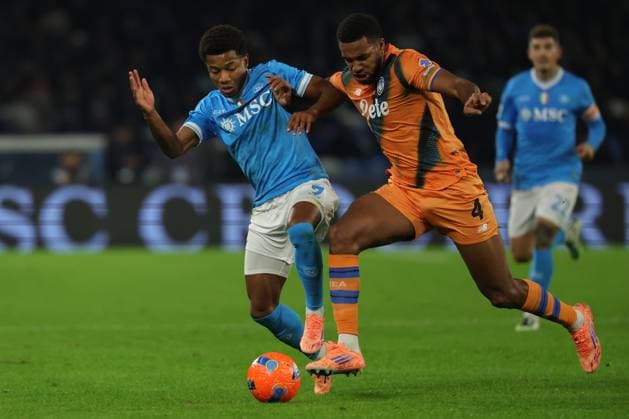 Napoli s David Neres, Atalanta s Isak Hien during the Serie A soccer match between Napoli and Atalanta at the Diego Armando Maradona Stadium in Naples, southern italy - Saturday , November 22 , 2025. - Soccer .  Copyright: xAlessandroxGarofalo LaPressex