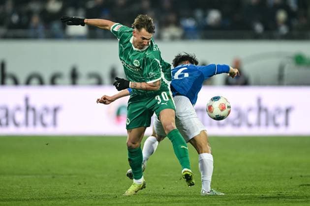 Felix Klaus (SpVgg Greuther Fürth, 30) im Zweikampf mit Hiroki Akiyama (SV Darmstadt 1898, 16), GER, SV Darmstadt 98 vs SpVgg Greuther Fürth, Fussball, 2. Bundesliga, 13. Spieltag, Spielzeit 2025 2026, 22.11.2025. DFL REGULATIONS PROHIBIT ANY USE OF PHOTOGRAPHS AS IMAGE SEQUENCES AND OR QUASI-VIDEO GER, SV Darmstadt 98 vs SpVgg Greuther Fürth, Fussball, 2. Bundesliga, 13. Spieltag, Spielzeit 2025 2026, 22.11.2025. Darmstadt