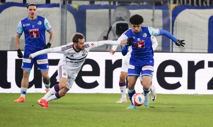 22.11.2025 Luzern Stadion Swissporarena Fussball Herren Sper League Saison 2025 2026 FC Luzern - Servette. 2:2 Bild : Timothe Cognat (Servette) gegen Tyron Owusu (FC Luzern) (r.) Aktion Zweikampf
