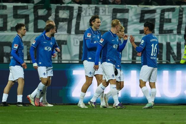 2025.11.22 xjfx 2.Bundesliga 13.Spieltag SV Darmstadt 98 - SpVgg Greuther Fuerth v.l., Torjubel, Goal celebration, celebrate the goal um Fraser Hornby (SV Darmstadt 98) (DFL DFB REGULATIONS PROHIBIT ANY USE OF PHOTOGRAPHS as IMAGE SEQUENCES and or QUASI-VIDEO)