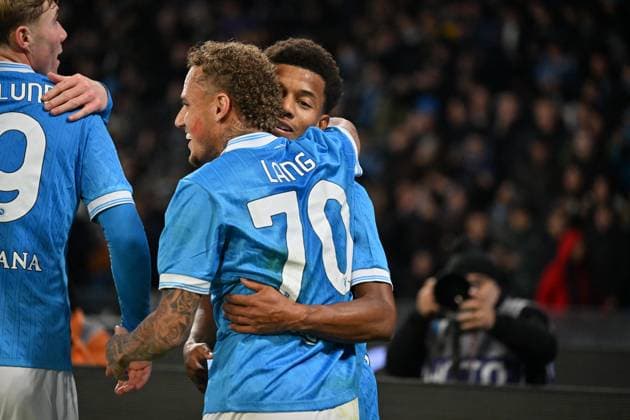 Foto IPP Felice De Martino Napoli 22 11 2025 Calcio Campionato di Serie A 2025 2026 Napoli-Atalanta nella foto l esultanza di David Neres dopo il suo gol del momentaneo 2 a 0 abbracciato da Noa Lang Italy Photo Press - World Copyright italy ITALY  Copyright: xR4924_italyphotopressx