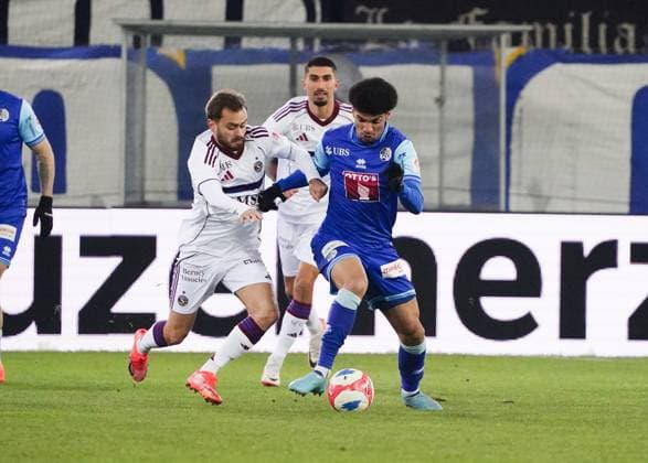 22.11.2025 Luzern Stadion Swissporarena Fussball Herren Sper League Saison 2025 2026 FC Luzern - Servette. 2:2 Bild : Timothe Cognat (Servette) gegen Tyron Owusu (FC Luzern) (r.) Aktion Zweikampf