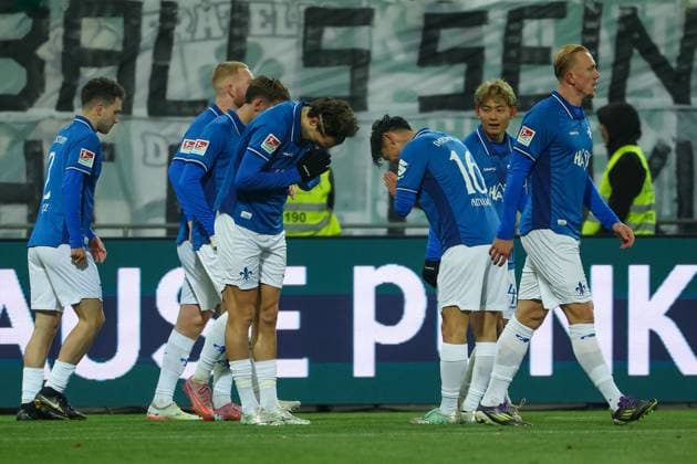 2025.11.22 xjfx 2.Bundesliga 13.Spieltag SV Darmstadt 98 - SpVgg Greuther Fuerth v.l., Torjubel, Goal celebration, celebrate the goal Fraser Hornby (SV Darmstadt 98), Hiroki Akiyama (SV Darmstadt 98) (DFL DFB REGULATIONS PROHIBIT ANY USE OF PHOTOGRAPHS as IMAGE SEQUENCES and or QUASI-VIDEO)
