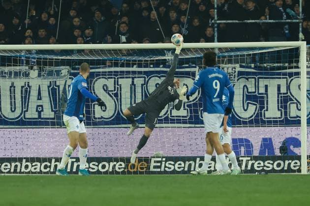 2025.11.22 xjfx 2.Bundesliga 13.Spieltag SV Darmstadt 98 - SpVgg Greuther Fuerth v.l., Glanzparade Goalkeeper, Torwart Marcel Schuhen (SV Darmstadt 98) (DFL DFB REGULATIONS PROHIBIT ANY USE OF PHOTOGRAPHS as IMAGE SEQUENCES and or QUASI-VIDEO)