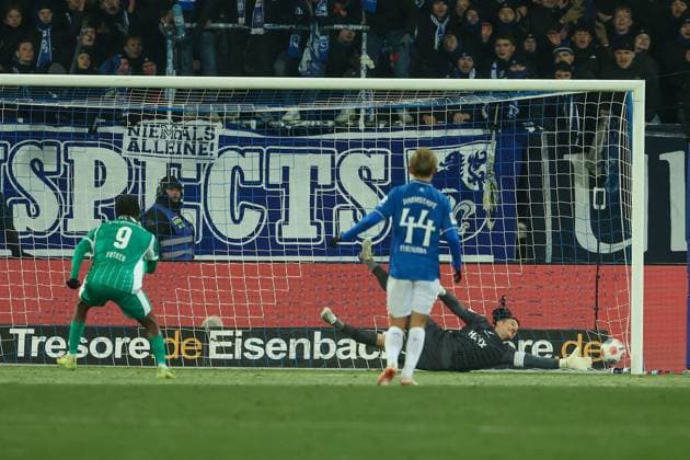 2025.11.22 xjfx 2.Bundesliga 13.Spieltag SV Darmstadt 98 - SpVgg Greuther Fuerth v.l., Noel Futkeu (SpVgg Greuther Fürth) macht das 1:1 durch Elfmeter, Goalkeeper, Torwart Marcel Schuhen (SV Darmstadt 98) kommt fast dran (DFL DFB REGULATIONS PROHIBIT ANY USE OF PHOTOGRAPHS as IMAGE SEQUENCES and or QUASI-VIDEO)