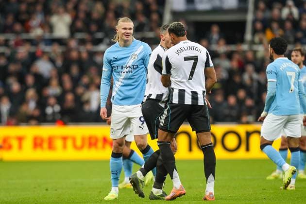 Newcastle United v Manchester City, Premier League Joelinton Of Newcastle United has words with Erling Haland Of Manchester City during the Newcastle United v Manchester City Premier League match at St. James Park, Newcastle Upon Tyne, England on 22 November 2025 Credit: Lee Keuneke Every Second Media Editorial use only. All images are copyright Every Second Media Limited. No images may be reproduced without prior permission. All rights reserved. Premier League and Football League images are subject to licensing agreements with Football DataCo Limited. see https: www.football-dataco.com Copyright: xIMAGO EveryxSecondxMediax ESM-1674-0088 LeexKeunekex xEveryxSecondxMediax