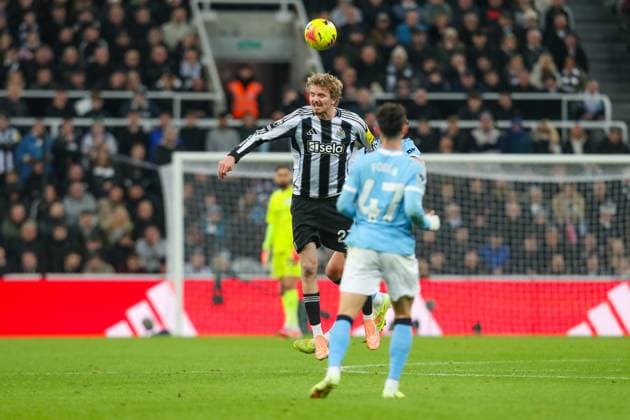 Newcastle United v Manchester City, Premier League Nick Woltemade Of Newcastle United heads the ball during the Newcastle United v Manchester City Premier League match at St. James Park, Newcastle Upon Tyne, England on 22 November 2025 Credit: Lee Keuneke Every Second Media Editorial use only. All images are copyright Every Second Media Limited. No images may be reproduced without prior permission. All rights reserved. Premier League and Football League images are subject to licensing agreements with Football DataCo Limited. see https: www.football-dataco.com Copyright: xIMAGO EveryxSecondxMediax ESM-1674-0095 LeexKeunekex xEveryxSecondxMediax