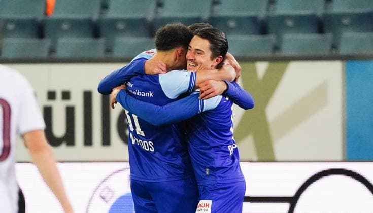 22.11.2025 Luzern Stadion Swissporarena Fussball Herren Sper League Saison 2025 2026 FC Luzern - Servette. 2:2 Bild : Torjubel Julian von Moos - Torschuetze Matteo Di Giusto (FC Luzern) Aktion Jubel