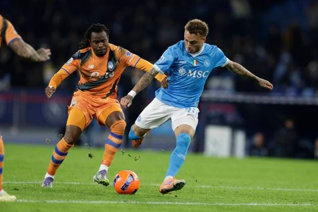 SSC Napoli vs Atalanta BC Atalanta s Nigerian forward Ademola Lookman challenges for the ball with Napoli s Dutch midfielder Noa Lang during the Serie A football match between SSC Napoli and Atalanta BC at the Diego Armando Maradona Stadium in Naples, November 22, 2025. _BPH7272 Copyright: xAntonioxBalascox