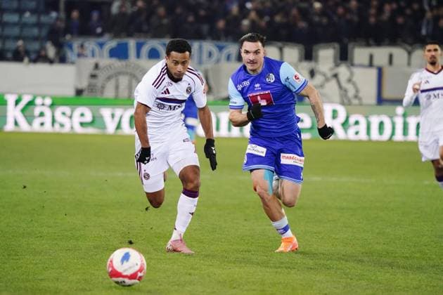 22.11.2025 Luzern Stadion Swissporarena Fussball Herren Sper League Saison 2025 2026 FC Luzern - Servette. 2:2 Bild : Severin Ottiger (FC Luzern) gegen Lilian Njoh (Serverre) (I.) Aktion Zweikampf