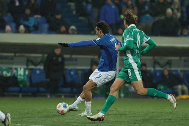 2025.11.22 xjfx 2.Bundesliga 13.Spieltag SV Darmstadt 98 - SpVgg Greuther Fuerth v.l., Fraser Hornby (SV Darmstadt 98) schiesst das Tor zum 3:2 Mathias Olesen (SpVgg Greuther Fürth) (DFL DFB REGULATIONS PROHIBIT ANY USE OF PHOTOGRAPHS as IMAGE SEQUENCES and or QUASI-VIDEO)