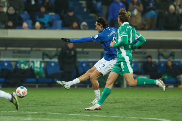 2025.11.22 xjfx 2.Bundesliga 13.Spieltag SV Darmstadt 98 - SpVgg Greuther Fuerth v.l., Fraser Hornby (SV Darmstadt 98) schiesst das Tor zum 3:2 Mathias Olesen (SpVgg Greuther Fürth) (DFL DFB REGULATIONS PROHIBIT ANY USE OF PHOTOGRAPHS as IMAGE SEQUENCES and or QUASI-VIDEO)