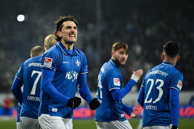 Fraser Hornby (SV Darmstadt 1898, 09) und Team bejubeln das Tor zum. 2:3, GER, SV Darmstadt 98 vs SpVgg Greuther Fürth, Fussball, 2. Bundesliga, 13. Spieltag, Spielzeit 2025 2026, 22.11.2025. DFL REGULATIONS PROHIBIT ANY USE OF PHOTOGRAPHS AS IMAGE SEQUENCES AND OR QUASI-VIDEO GER, SV Darmstadt 98 vs SpVgg Greuther Fürth, Fussball, 2. Bundesliga, 13. Spieltag, Spielzeit 2025 2026, 22.11.2025. Darmstadt