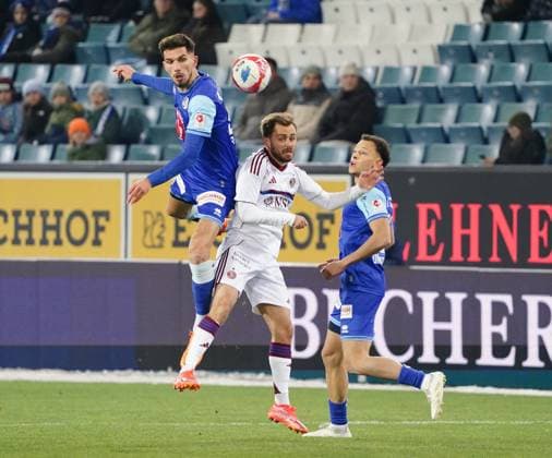 22.11.2025 Luzern Stadion Swissporarena Fussball Herren Sper League Saison 2025 2026 FC Luzern - Servette. 2:2 Bild :Adrian Grbic (FC Luzern) gegen Timothe Cognat ( Servette) (r.) Aktion Zweikampf