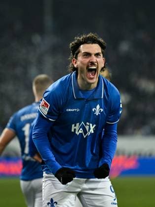 Fraser Hornby (SV Darmstadt 1898, 09) und Team bejubeln das Tor zum. 3:2, GER, SV Darmstadt 98 vs SpVgg Greuther Fürth, Fussball, 2. Bundesliga, 13. Spieltag, Spielzeit 2025 2026, 22.11.2025. DFL REGULATIONS PROHIBIT ANY USE OF PHOTOGRAPHS AS IMAGE SEQUENCES AND OR QUASI-VIDEO GER, SV Darmstadt 98 vs SpVgg Greuther Fürth, Fussball, 2. Bundesliga, 13. Spieltag, Spielzeit 2025 2026, 22.11.2025. Darmstadt