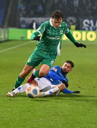 22.11.2025 - Fussball - Saison 2025 2026 - 2. Fussball - Bundesliga - 13. Spieltag: SV Darmstadt 98 SVD ( Lilien ) - SpVgg Greuther Fürth ( Kleeblatt ) - Sportfoto Zink - xwoxzix - DFL regulations prohibit any use of photographs as image sequences and or quasi-video - only for editorial use - Lukas Reich (2, SpVgg Greuther Fürth ) Marco Richter (23, SV Darmstadt 98 D98 SV98 )