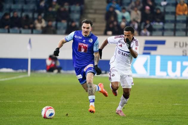 22.11.2025 Luzern Stadion Swissporarena Fussball Herren Sper League Saison 2025 2026 FC Luzern - Servette. 2:2 Bild : Severin Ottiger (FC Luzern) gegen Lilian Njoh (Serverre) (r.) Aktion Zweikampf