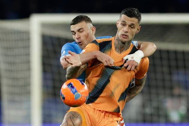 SSC Napoli vs Atalanta BC Napoli s Italian defender Alessandro Buongiorno challenges for the ball with Atalanta s Italian forward Gianluca Scamacca during the Serie A football match between SSC Napoli and Atalanta BC at the Diego Armando Maradona Stadium in Naples, November 22, 2025. _BPH8038 Copyright: xAntonioxBalascox