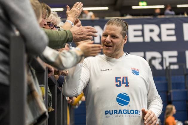 GER, easy-Credit Basketball-Bundesliga, Syntainics MBC - MLP Academics Heidelberg. 22.11.2025, Stadthalle, Weißenfels, GER, easy-Credit Basketball-Bundesliga, Syntainics MBC - MLP Academics Heidelberg. John Bryant (Syntainics MBC, 54) bedankt sich bei den Fans Â Foto Alexander Trienitz Weißenfels Stadthalle Sachsen-Anhalt Deutschland