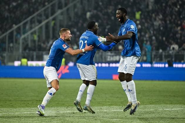 Merveille Papela (SV Darmstadt 1898, 21) und Patric Pfeiffer (SV Darmstadt 1898, 06) bejubeln das Tor zum 4:3, davor Fabian Nürnberger (SV Darmstadt 1898, 15), GER, SV Darmstadt 98 vs SpVgg Greuther Fürth, Fussball, 2. Bundesliga, 13. Spieltag, Spielzeit 2025 2026, 22.11.2025. DFL REGULATIONS PROHIBIT ANY USE OF PHOTOGRAPHS AS IMAGE SEQUENCES AND OR QUASI-VIDEO GER, SV Darmstadt 98 vs SpVgg Greuther Fürth, Fussball, 2. Bundesliga, 13. Spieltag, Spielzeit 2025 2026, 22.11.2025. Darmstadt