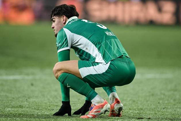 Reno Münz (SpVgg Greuther Fürth, 05) ist enttäuscht über die Niederlage, GER, SV Darmstadt 98 vs SpVgg Greuther Fürth, Fussball, 2. Bundesliga, 13. Spieltag, Spielzeit 2025 2026, 22.11.2025. DFL REGULATIONS PROHIBIT ANY USE OF PHOTOGRAPHS AS IMAGE SEQUENCES AND OR QUASI-VIDEO GER, SV Darmstadt 98 vs SpVgg Greuther Fürth, Fussball, 2. Bundesliga, 13. Spieltag, Spielzeit 2025 2026, 22.11.2025. Darmstadt