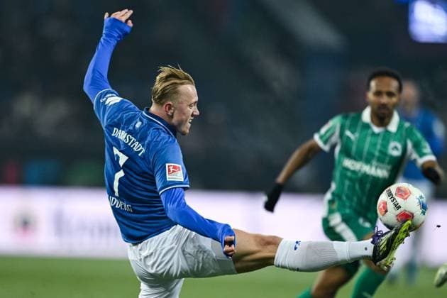 Isac Lidberg (SV Darmstadt 1898, 07) am Ball, GER, SV Darmstadt 98 vs SpVgg Greuther Fürth, Fussball, 2. Bundesliga, 13. Spieltag, Spielzeit 2025 2026, 22.11.2025. DFL REGULATIONS PROHIBIT ANY USE OF PHOTOGRAPHS AS IMAGE SEQUENCES AND OR QUASI-VIDEO GER, SV Darmstadt 98 vs SpVgg Greuther Fürth, Fussball, 2. Bundesliga, 13. Spieltag, Spielzeit 2025 2026, 22.11.2025. Darmstadt