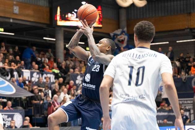EasyCredit Basketball Bundesliga - 2025 2026 - Syntainics MBC vs.MLP Academics Heidelberg Halle Saale, Deutschland 22.November 2025: Im Bild:Callison Charles (Weissenfels) mit Ball, Weissenfels Stadthalle Weissenfels Sachsen-Anhalt Deutschland
