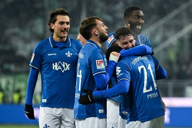 Merveille Papela (SV Darmstadt 1898, 21) und Team bejubelt das Tor zum 4:2, GER, SV Darmstadt 98 vs SpVgg Greuther Fürth, Fussball, 2. Bundesliga, 13. Spieltag, Spielzeit 2025 2026, 22.11.2025. DFL REGULATIONS PROHIBIT ANY USE OF PHOTOGRAPHS AS IMAGE SEQUENCES AND OR QUASI-VIDEO GER, SV Darmstadt 98 vs SpVgg Greuther Fürth, Fussball, 2. Bundesliga, 13. Spieltag, Spielzeit 2025 2026, 22.11.2025. Darmstadt