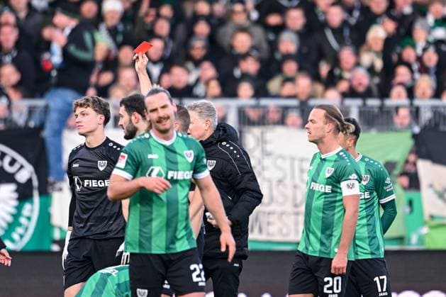 22.11.2025, Fussball, 2. Bundesliga, Saison 2025 2026, 13. Spieltag, Preußen Münster - FC Schalke 04, Rote Karte für Johannes Schenk (Preußen Münster), xRHR-FOTO YYx Copyright: KROEGER RHR-FOTOx RHR-FOTO YY