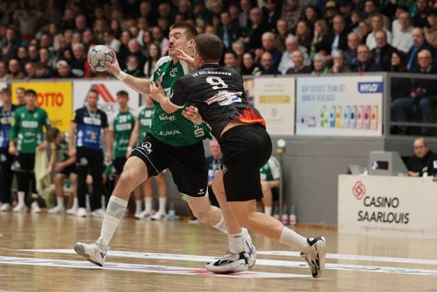 22.11.2025, Handball, Herren, 3. Liga, Staffel Süd-West, Saison 2025 2026, HG Saarlouis - TV Gelnhausen, Philipp Kockler (HG Saarlouis), Torben Fehl (TV Gelnhausen) Saarlouis Stadtgartenhalle Saarland Deutschland (DEU) Copyright: xSebastianxBachx
