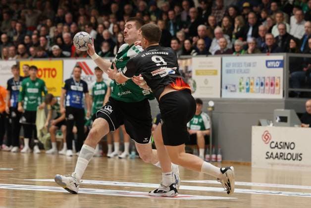 22.11.2025, Handball, Herren, 3. Liga, Staffel Süd-West, Saison 2025 2026, HG Saarlouis - TV Gelnhausen, Philipp Kockler (HG Saarlouis), Torben Fehl (TV Gelnhausen) Saarlouis Stadtgartenhalle Saarland Deutschland (DEU) Copyright: xSebastianxBachx