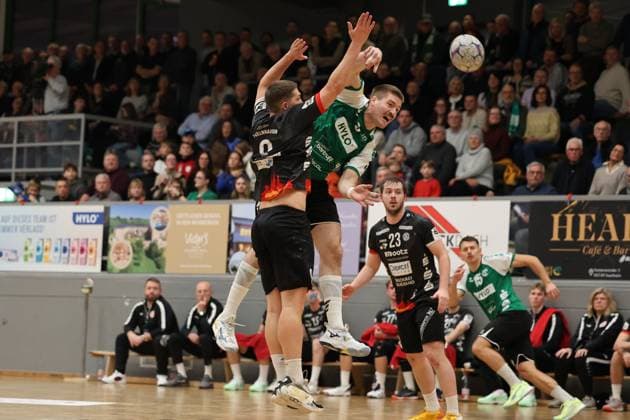 22.11.2025, Handball, Herren, 3. Liga, Staffel Süd-West, Saison 2025 2026, HG Saarlouis - TV Gelnhausen, Philipp Kockler (HG Saarlouis), Torben Fehl (TV Gelnhausen) Saarlouis Stadtgartenhalle Saarland Deutschland (DEU) Copyright: xSebastianxBachx