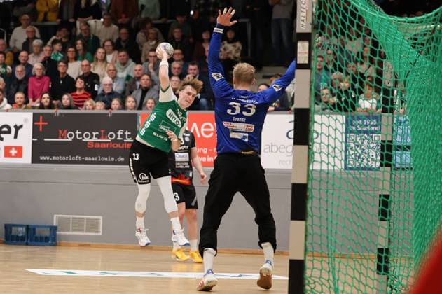 22.11.2025, Handball, Herren, 3. Liga, Staffel Süd-West, Saison 2025 2026, HG Saarlouis - TV Gelnhausen, Elyas Noh (HG Saarlouis), Daniel Drozdz (TV Gelnhausen) Saarlouis Stadtgartenhalle Saarland Deutschland (DEU) Copyright: xSebastianxBachx