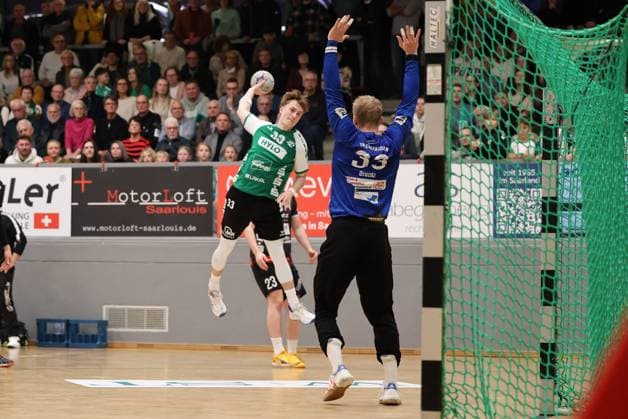22.11.2025, Handball, Herren, 3. Liga, Staffel Süd-West, Saison 2025 2026, HG Saarlouis - TV Gelnhausen, Elyas Noh (HG Saarlouis), Daniel Drozdz (TV Gelnhausen) Saarlouis Stadtgartenhalle Saarland Deutschland (DEU) Copyright: xSebastianxBachx