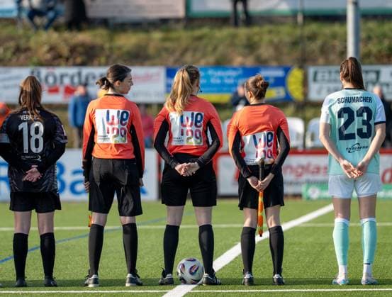 21.11.2025, Fußball, 2. Frauen-Bundesliga, 2025 2026, 11. Spieltag, SG 99 Andernach - VfR Schwarz-Weiss Warbeyen 1945 e. V. Ein starkes Zeichen für die Bewerbung um die UEFA Womens EURO 2029. Die Schiedsrichterinnen präsentieren das Motto der deutschen Bewerbung WE29 - Together WE Rise.