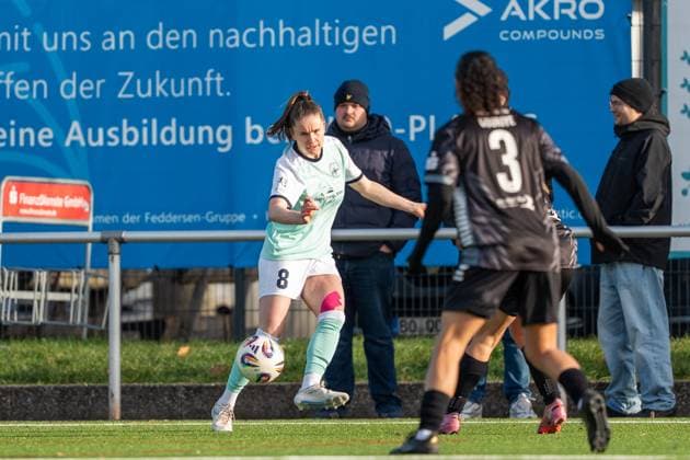 21.11.2025, Fußball, 2. Frauen-Bundesliga, 2025 2026, 11. Spieltag, SG 99 Andernach - VfR Schwarz-Weiss Warbeyen 1945 e. V. Maren Weingarz (8 Andernach) spielt den Ball ins Mittelfeld.