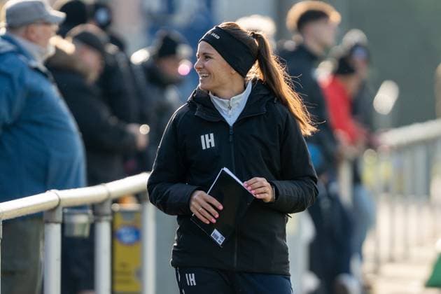 21.11.2025, Fußball, 2. Frauen-Bundesliga, 2025 2026, 11. Spieltag, SG 99 Andernach - VfR Schwarz-Weiss Warbeyen 1945 e. V. Trainerin Isabelle Hawel (Andernach) ist vor dem Spiel gut gelaunt und unterhält sich mit einigen Fans.