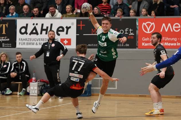 22.11.2025, Handball, Herren, 3. Liga, Staffel Süd-West, Saison 2025 2026, HG Saarlouis - TV Gelnhausen, Sven Eberlein (HG Saarlouis), Fynn Hilb (TV Gelnhausen) Saarlouis Stadtgartenhalle Saarland Deutschland (DEU) Copyright: xSebastianxBachx