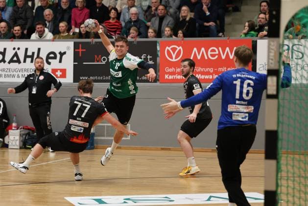 22.11.2025, Handball, Herren, 3. Liga, Staffel Süd-West, Saison 2025 2026, HG Saarlouis - TV Gelnhausen, Sven Eberlein (HG Saarlouis), Fynn Hilb (TV Gelnhausen) Saarlouis Stadtgartenhalle Saarland Deutschland (DEU) Copyright: xSebastianxBachx